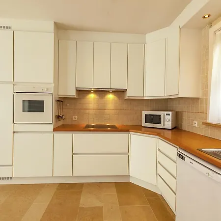 Вилла Luxurious In With Garden Де Панбархат