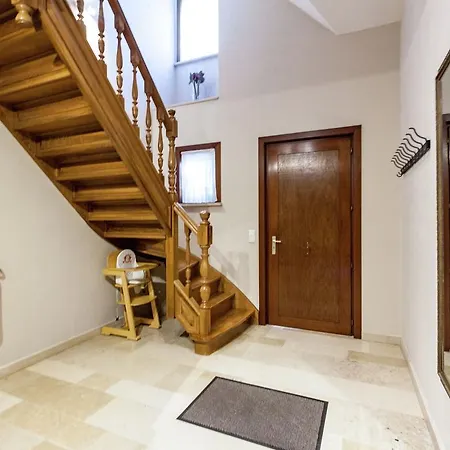 Вилла Luxurious In With Garden
