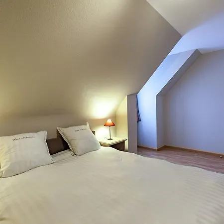 Вилла Luxurious In With Garden Де Панбархат