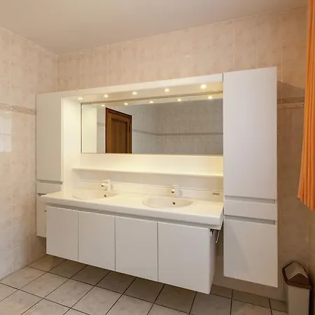 Вилла Luxurious In With Garden Де Панбархат